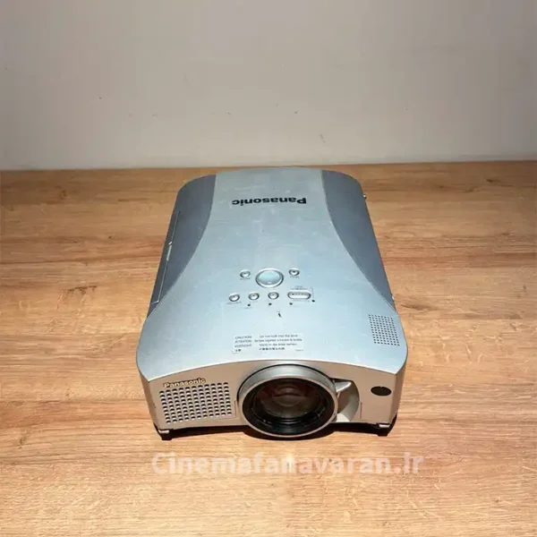 تصویر واقعی از ویدئو پروژکتور استوک پاناسونیک PT-L720E از دکمه‌ها