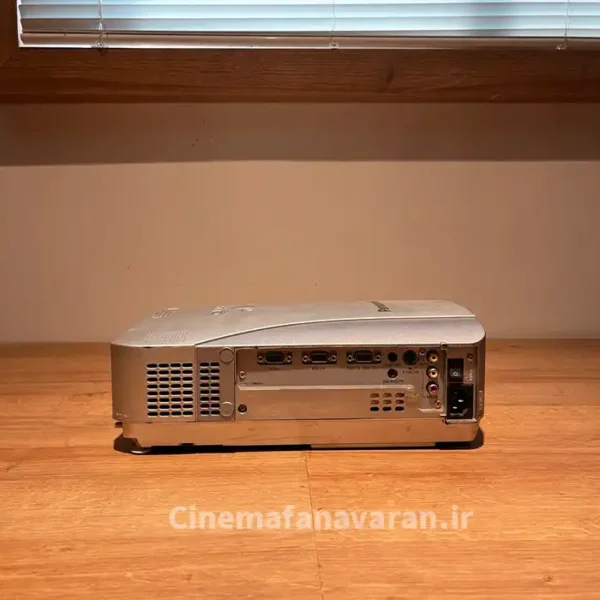 تصویر واقعی از ویدئو پروژکتور استوک پاناسونیک PT-L720E از درگاه‌ها