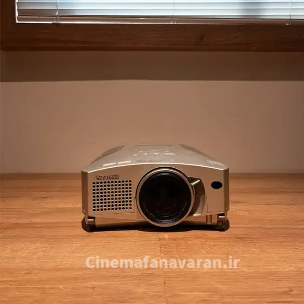 تصویر واقعی از ویدئو پروژکتور استوک پاناسونیک PT-L720E از روبه‌رو